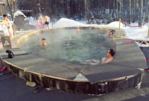 大雪纷飞天泡汤泉是怎么办的领会？