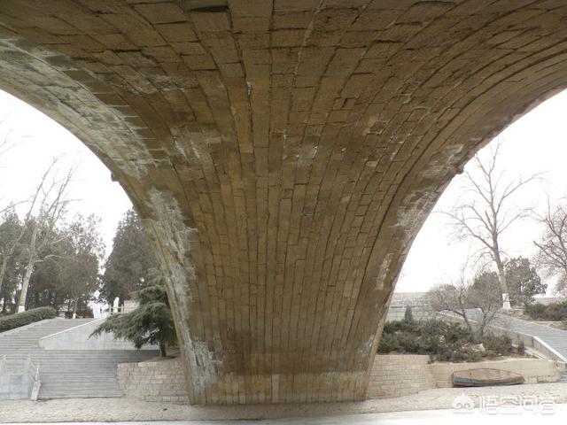 赵州桥上头的驴蹄印、车道沟，桥底的指模究竟有没有，即使有其真实内因是什么？