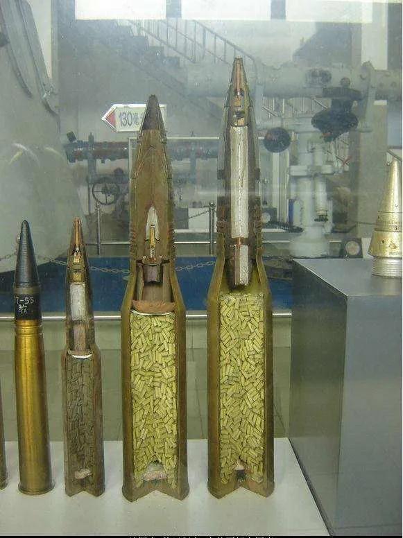 为什么美国的火炮是分开装弹头和推进剂的，而中国是装炮弹的？哪一个更好？